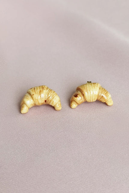 Poporcelain | Miniaturowe kolczyki w kształcie rogalika Porcelana