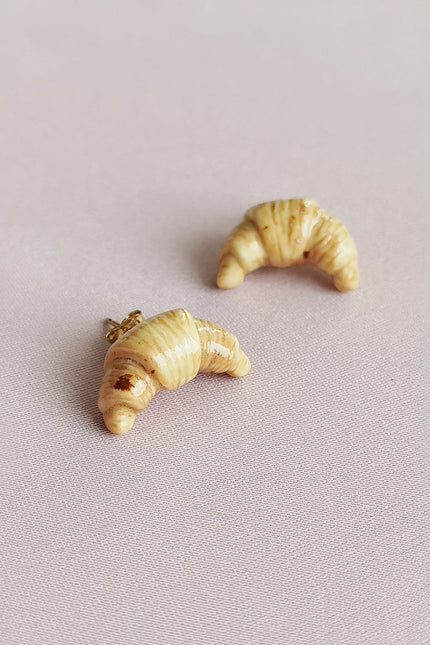 Poporcelain | Miniaturowe kolczyki w kształcie rogalika Porcelana