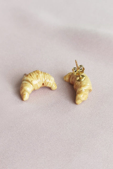 Poporcelain | Miniaturowe kolczyki w kształcie rogalika Porcelana