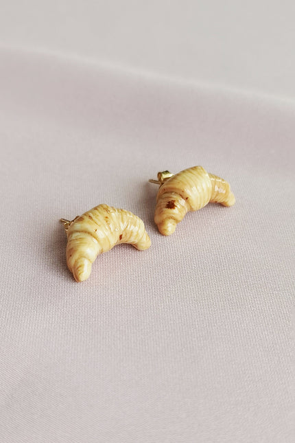 Poporcelain | Miniaturowe kolczyki w kształcie rogalika Porcelana