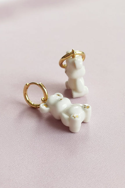 Poporcelain | Eleganckie białe kolczyki Porcelana z misiem