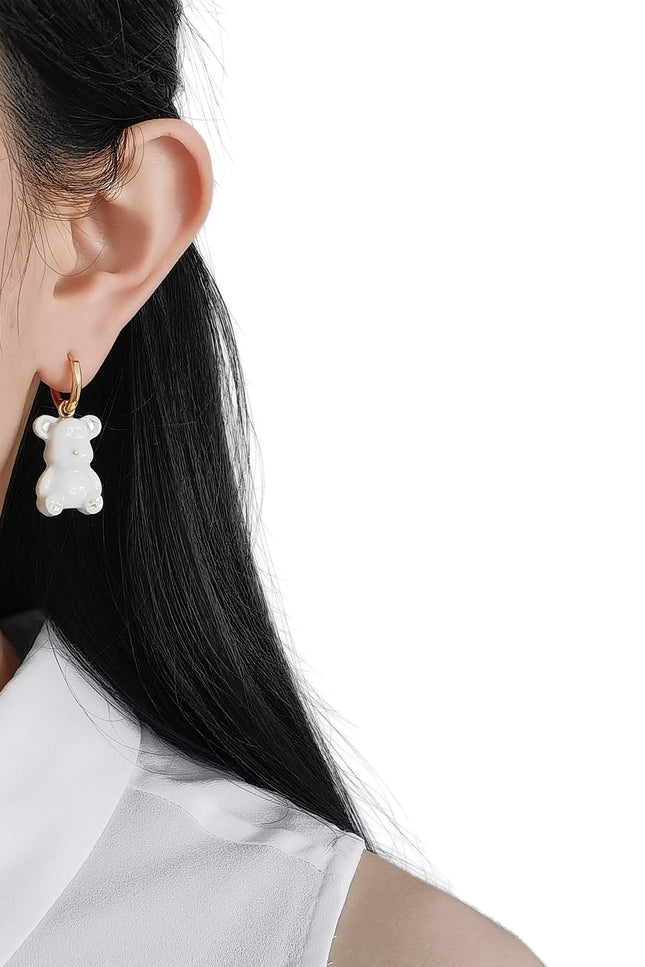 Poporcelain | Eleganckie białe kolczyki Porcelana z misiem