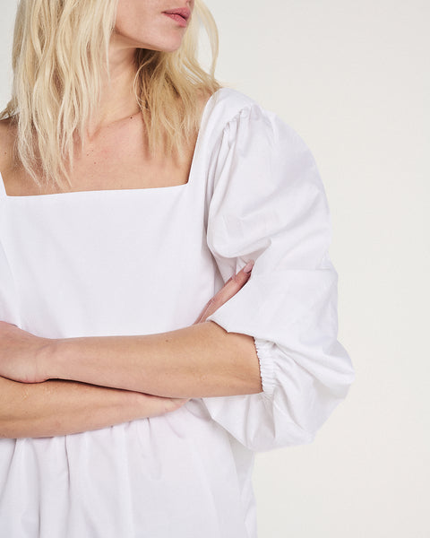 Elizabeth LaGre | Biała sukienka midi z bufiastymi rękawami