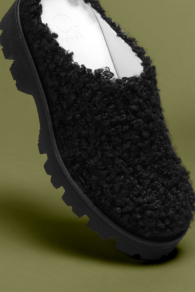 O2 Monde | Hebo Slippers black shearling