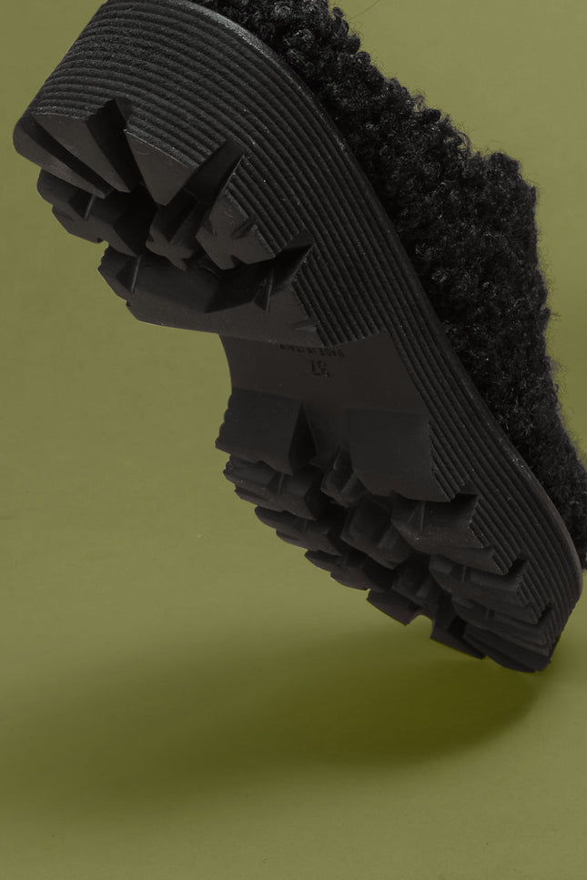 O2 Monde | Hebo Slippers black shearling