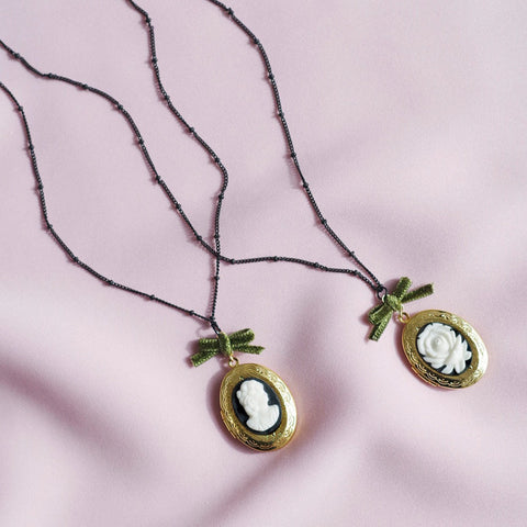 Poporcelain | Naszyjnik z owalnym medalionem z różą Dark Romance