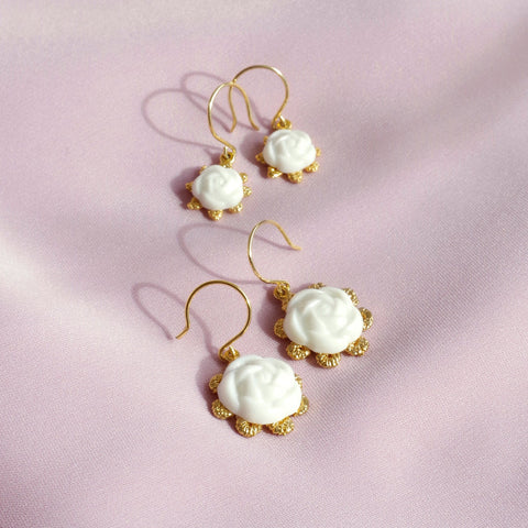 Poporcelain | Wiszące kolczyki z kwiatem Camellia