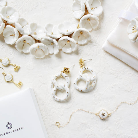 Poporcelain | Wiszące kolczyki z różą i preclem
