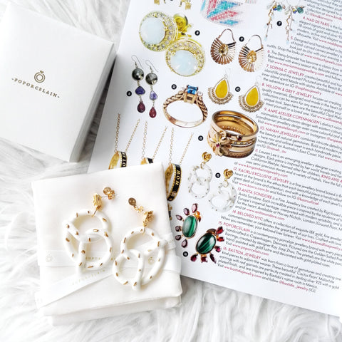 Poporcelain | Wiszące kolczyki z różą i preclem