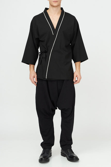 Ivory Detail Androgynous Kimono
Details :
Wrap style jet black casual kimono with ivory detail 
half-length sleeves
wrap style fastening
Composition

Cotton 60 % Polyester 40% 
Washing instructionCasual KimonosAlchemy The LabelAlchemy The LabelIvory Detail Androgynous Kimono
