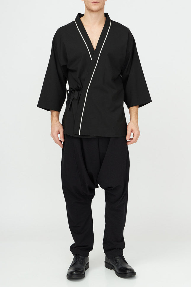 Ivory Detail Androgynous Kimono
Details :
Wrap style jet black casual kimono with ivory detail 
half-length sleeves
wrap style fastening
Composition

Cotton 60 % Polyester 40% 
Washing instructionCasual KimonosAlchemy The LabelAlchemy The LabelIvory Detail Androgynous Kimono