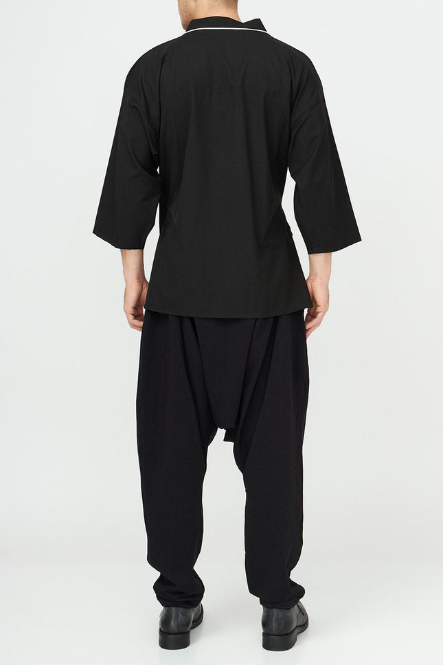 Ivory Detail Androgynous Kimono
Details :
Wrap style jet black casual kimono with ivory detail 
half-length sleeves
wrap style fastening
Composition

Cotton 60 % Polyester 40% 
Washing instructionCasual KimonosAlchemy The LabelAlchemy The LabelIvory Detail Androgynous Kimono