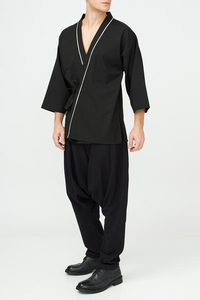Ivory Detail Androgynous Kimono
Details :
Wrap style jet black casual kimono with ivory detail 
half-length sleeves
wrap style fastening
Composition

Cotton 60 % Polyester 40% 
Washing instructionCasual KimonosAlchemy The LabelAlchemy The LabelIvory Detail Androgynous Kimono