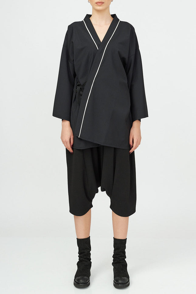 Ivory Detail Androgynous Kimono
Details :
Wrap style jet black casual kimono with ivory detail 
half-length sleeves
wrap style fastening
Composition

Cotton 60 % Polyester 40% 
Washing instructionCasual KimonosAlchemy The LabelAlchemy The LabelIvory Detail Androgynous Kimono