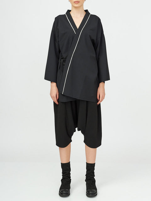 Ivory Detail Androgynous Kimono
Details :
Wrap style jet black casual kimono with ivory detail 
half-length sleeves
wrap style fastening
Composition

Cotton 60 % Polyester 40% 
Washing instructionCasual KimonosAlchemy The LabelAlchemy The LabelIvory Detail Androgynous Kimono