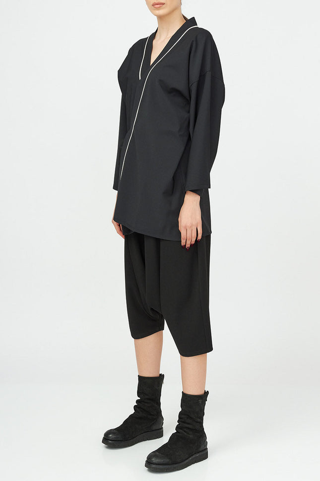 Ivory Detail Androgynous Kimono
Details :
Wrap style jet black casual kimono with ivory detail 
half-length sleeves
wrap style fastening
Composition

Cotton 60 % Polyester 40% 
Washing instructionCasual KimonosAlchemy The LabelAlchemy The LabelIvory Detail Androgynous Kimono