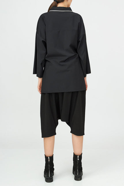 Ivory Detail Androgynous Kimono
Details :
Wrap style jet black casual kimono with ivory detail 
half-length sleeves
wrap style fastening
Composition

Cotton 60 % Polyester 40% 
Washing instructionCasual KimonosAlchemy The LabelAlchemy The LabelIvory Detail Androgynous Kimono