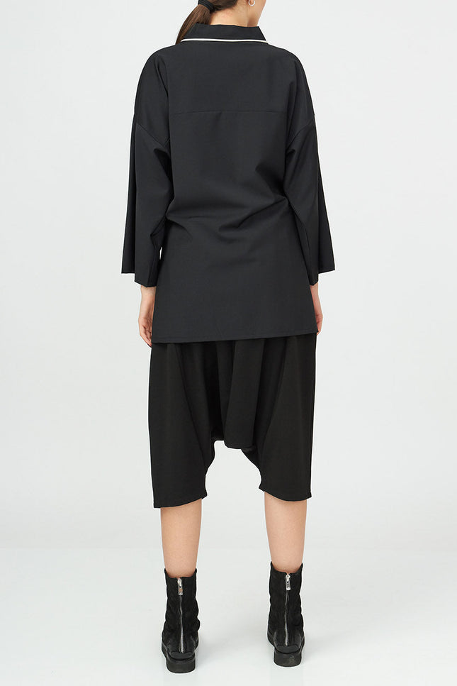 Ivory Detail Androgynous Kimono
Details :
Wrap style jet black casual kimono with ivory detail 
half-length sleeves
wrap style fastening
Composition

Cotton 60 % Polyester 40% 
Washing instructionCasual KimonosAlchemy The LabelAlchemy The LabelIvory Detail Androgynous Kimono