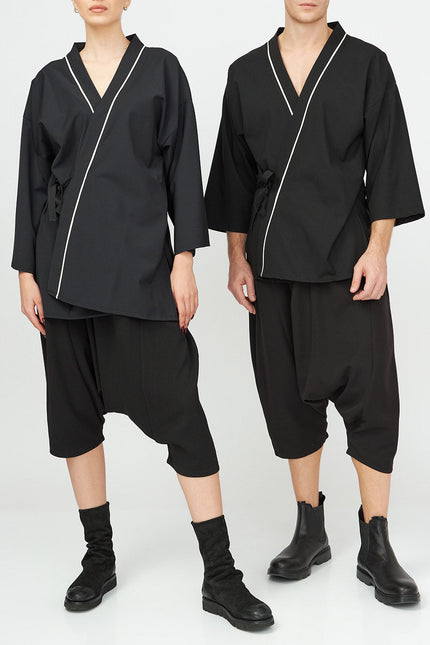 Ivory Detail Androgynous Kimono
Details :
Wrap style jet black casual kimono with ivory detail 
half-length sleeves
wrap style fastening
Composition

Cotton 60 % Polyester 40% 
Washing instructionCasual KimonosAlchemy The LabelAlchemy The LabelIvory Detail Androgynous Kimono