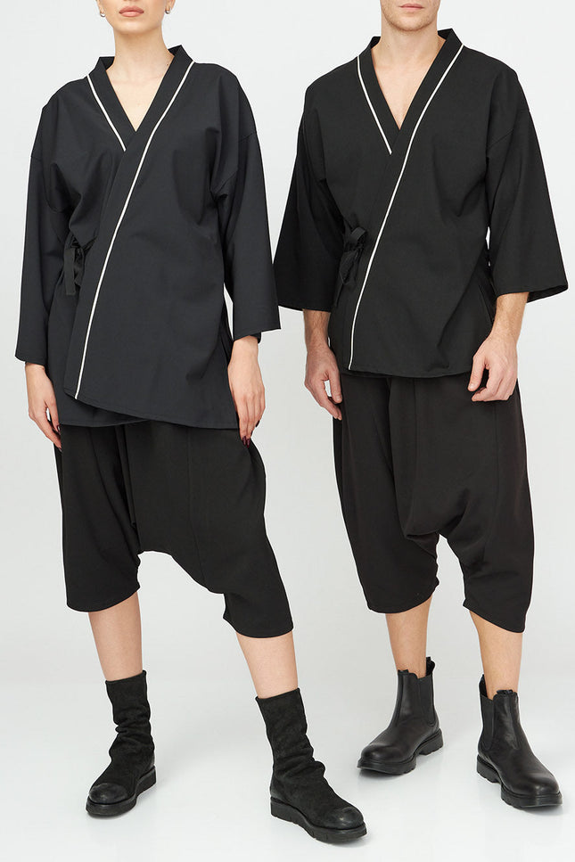 Ivory Detail Androgynous Kimono
Details :
Wrap style jet black casual kimono with ivory detail 
half-length sleeves
wrap style fastening
Composition

Cotton 60 % Polyester 40% 
Washing instructionCasual KimonosAlchemy The LabelAlchemy The LabelIvory Detail Androgynous Kimono