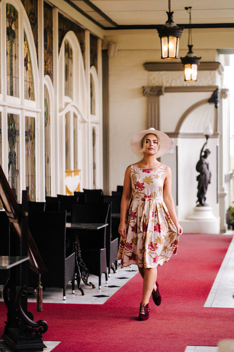 Violet Fish I Sukienka midi Isabella - Mystery Gardenia Sand