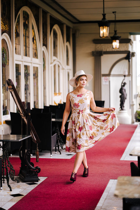 Violet Fish I Sukienka midi Isabella - Mystery Gardenia Sand