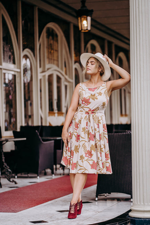 Violet Fish I Sukienka midi Isabella - Mystery Gardenia Sand