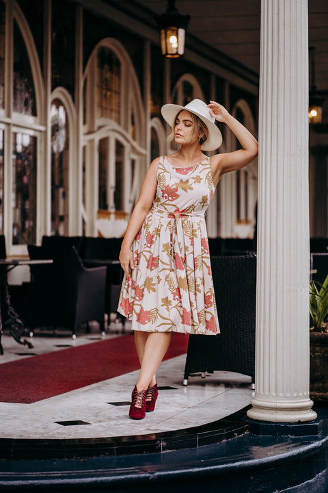 Violet Fish I Sukienka midi Isabella - Mystery Gardenia Sand