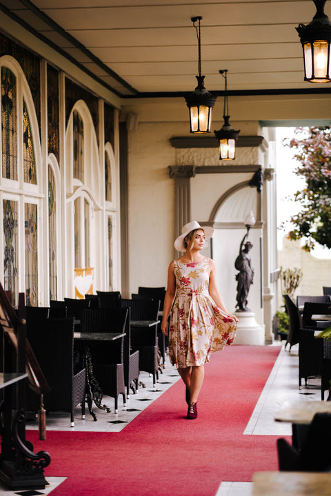 Violet Fish I Sukienka midi Isabella - Mystery Gardenia Sand