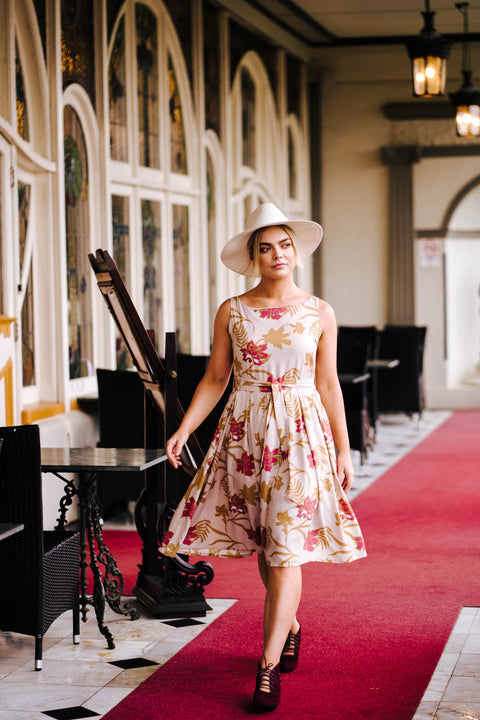 Violet Fish I Sukienka midi Isabella - Mystery Gardenia Sand