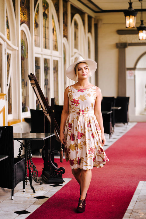 Violet Fish I Sukienka midi Isabella - Mystery Gardenia Sand