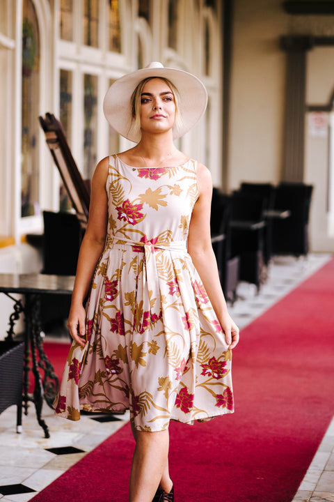 Violet Fish I Sukienka midi Isabella - Mystery Gardenia Sand