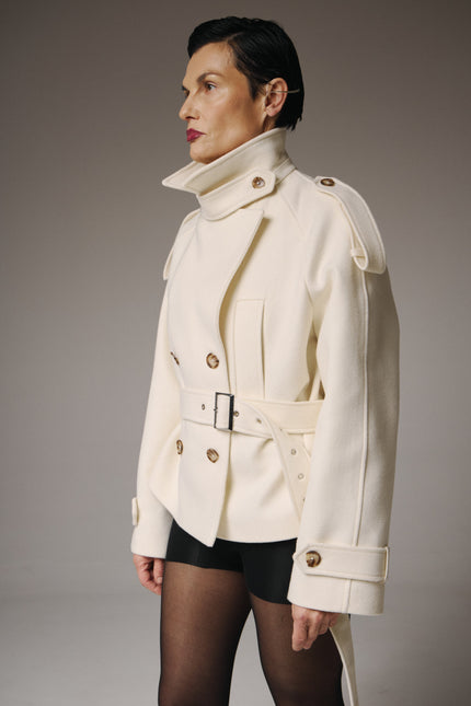 Crafted from 95% fine wool, it offers natural warmth and structure while maintaining a light, fluid silhouette. The crisp white tone conveys purity and quiet sophistication, making it a statement of minimalist luxury.