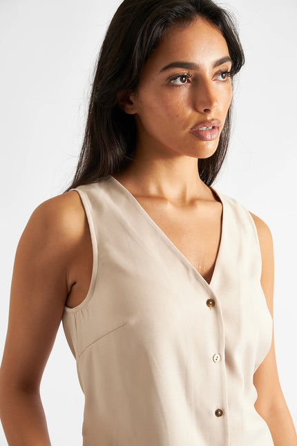 Jakson Sustainable Satin Back Crepe Waistcoat - Camel - Detail 1