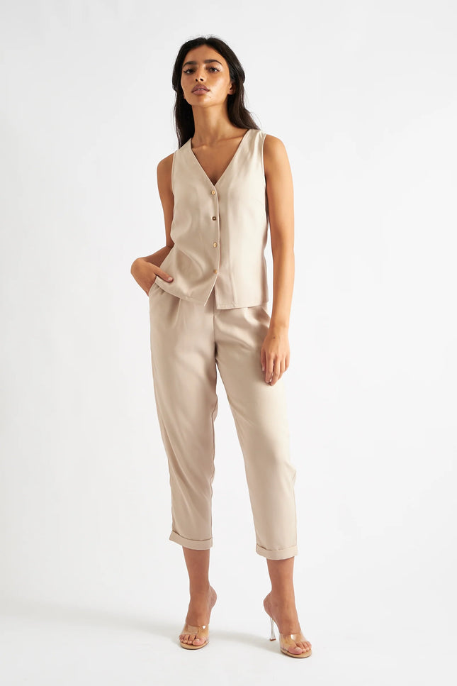 Jakson Sustainable Satin Back Crepe Waistcoat - Camel - Detail 2