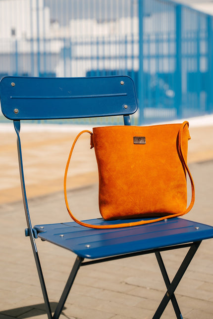 bolso klamath piel de ante naranja oxido modelo fuerteventura