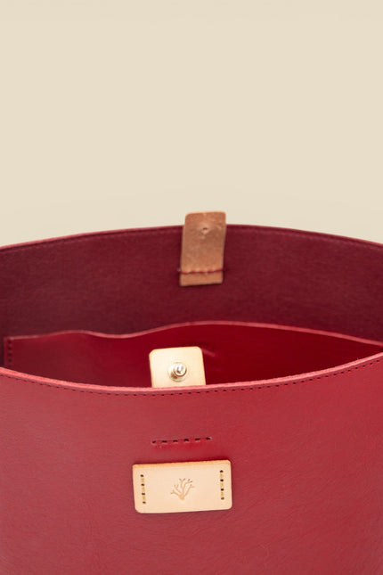 bolso de piel klamath rojo foto estudio abierto