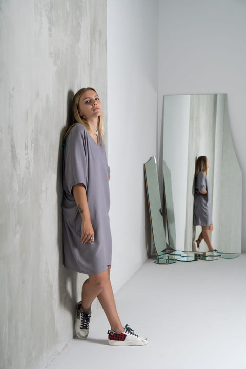 DHARA SHETH DUBAI | Jasnoniebieska szara neutralna zwykła krótka sukienka Kaftan