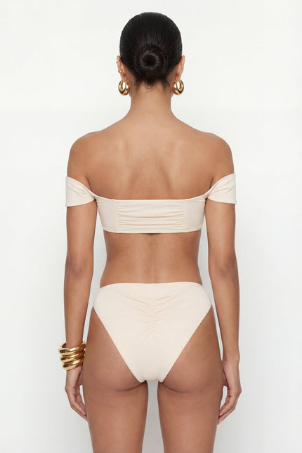 MOVOM Lotus Düşük Omuz Bikini, kırık beyaz, düşük omuz yaka detay yakın çekim