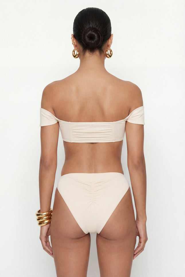 MOVOM Lotus Düşük Omuz Bikini, kırık beyaz, düşük omuz yaka detay yakın çekim