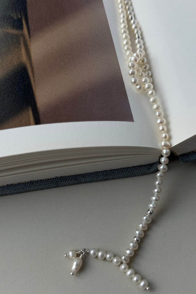 Pas de Marque | Freshwater pearl necklace Lasso