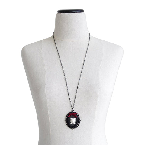 Poporcelain | Dark Romance Cat Cameo Necklace