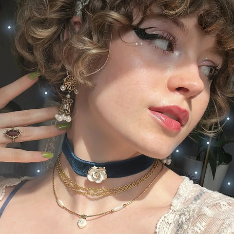 Poporcelain | Choker z różą White Cloud granatowy