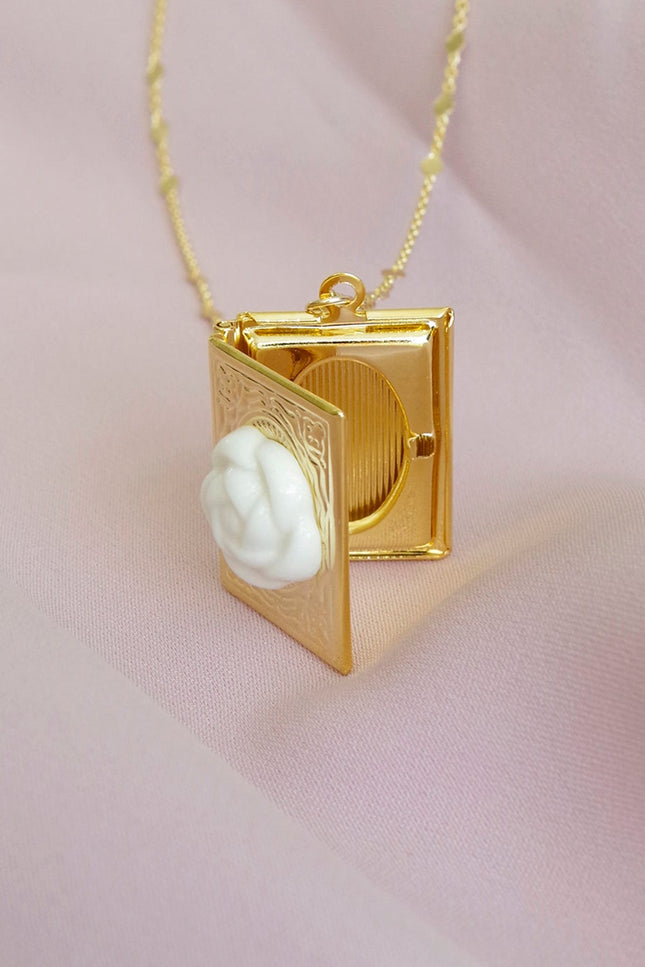 Poporcelain | Naszyjnik z wisiorkiem książką Camellia