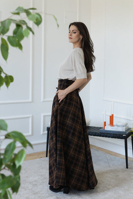 Side view of maxi wool skirt with pockets