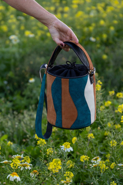 bolso de piel tambour organico esmeralda foto modelo flores paisaje fuerteventura 4