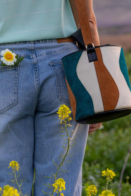 bolso de piel tambour organico esmeralda foto modelo flores paisaje fuerteventura 3