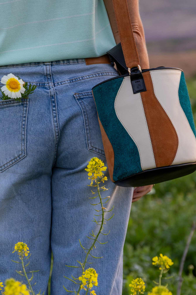 bolso de piel tambour organico esmeralda foto modelo flores paisaje fuerteventura 3