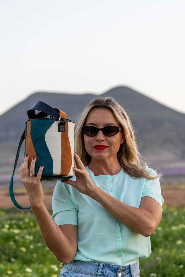 bolso de piel tambour organico esmeralda foto modelo flores paisaje fuerteventura 2