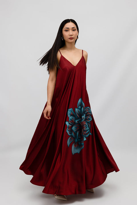 Janara Jones | Sukienka maxi z nadrukiem róż w kolorze wina i błękitu